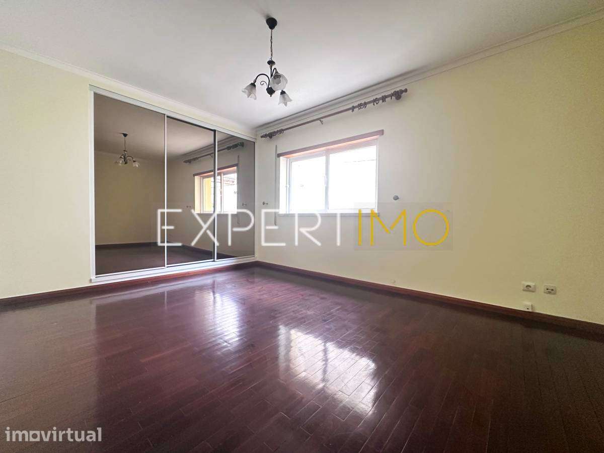 Moradia T4 com garagem, churrasqueira e sotão no centro da Mealhada - Grande imagem: 5/20