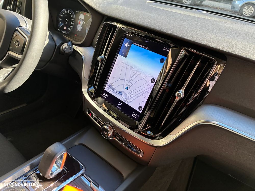 Volvo V60 2.0 B4 Momentum Plus Geartronic - 23