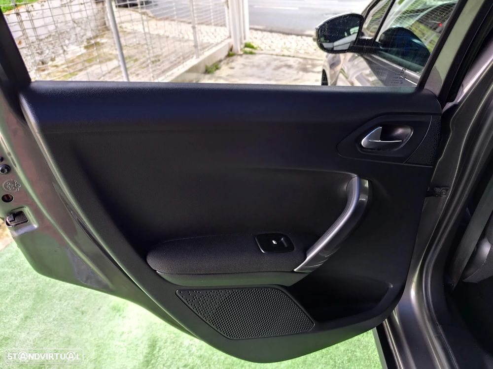 Peugeot 2008 1.6 BlueHDi Style - 33