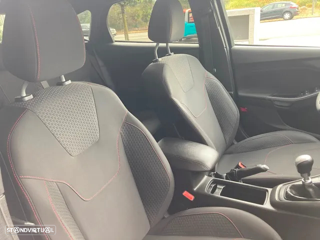 Ford Focus 1.0 EcoBoost S&S ST-Line - 34