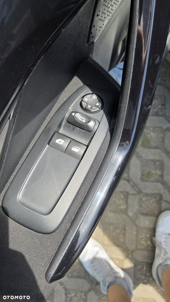 Peugeot 208 1.6 BlueHDi Allure S&S - 19