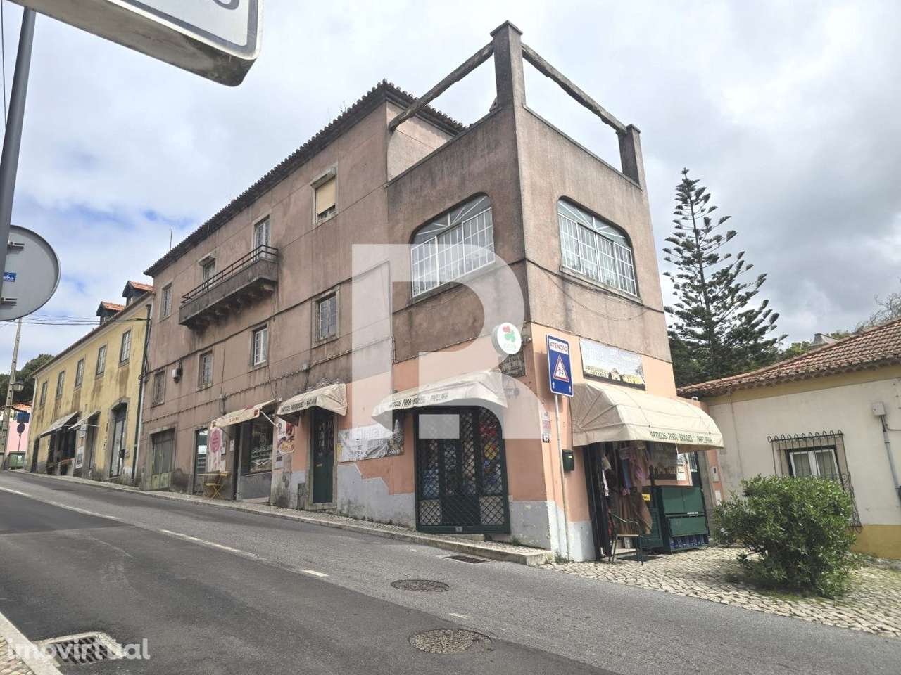 Prédio de 3 pisos comércio e habitação, com licença AL em S. Pedr - Grande imagem: 2/19