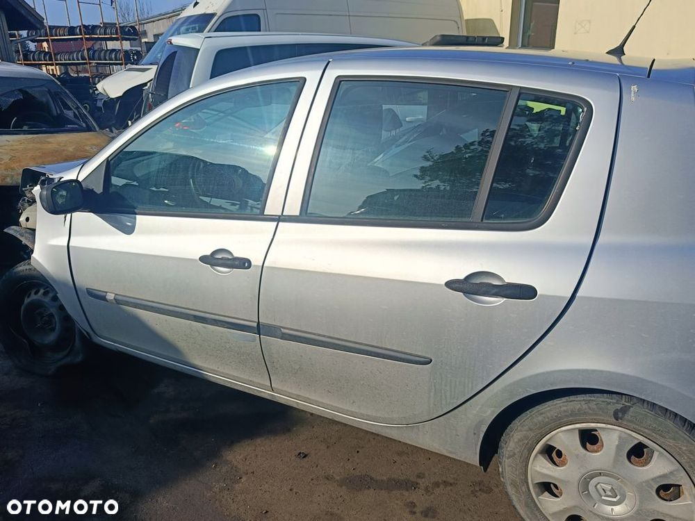 RENAULT CLIO III BŁOTNIK TYŁ LEWY PRAWY 5D - 2