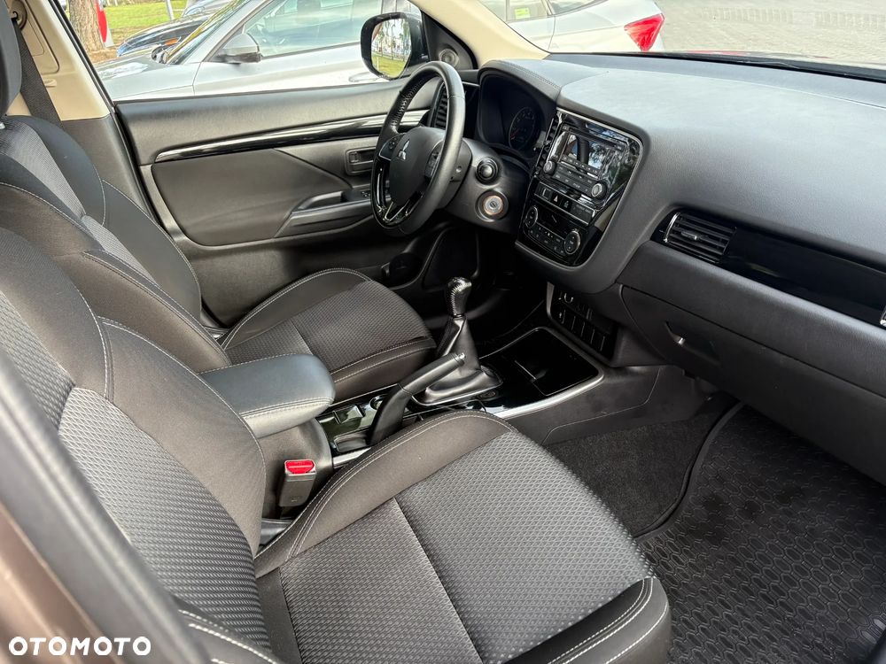 Mitsubishi Outlander 2.0 Invite + 2WD - 6