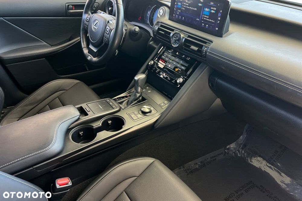 Lexus IS 200t / 300 F Sport - 11