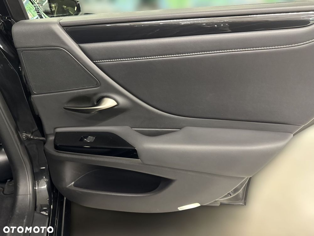 Lexus ES 300h Business Edition - 12
