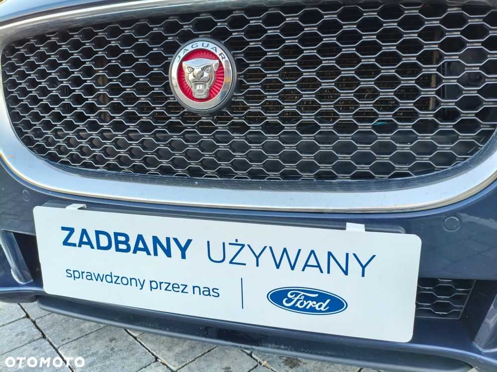 Jaguar XE 2.0 T Prestige - 37