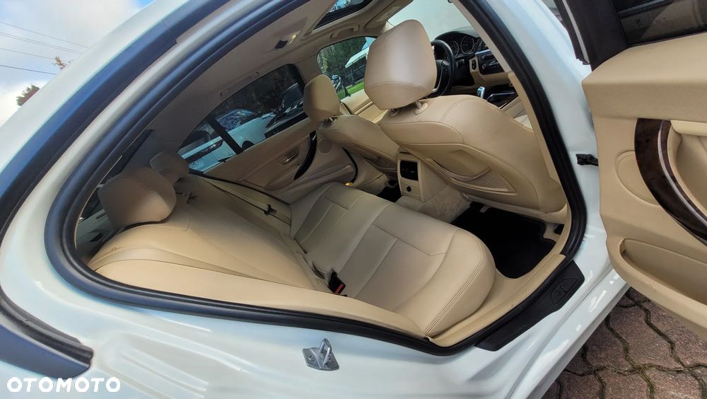BMW Seria 3 328i xDrive - 25
