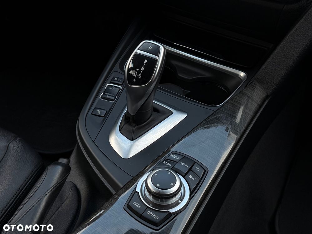 BMW Seria 3 328i Luxury Line - 25