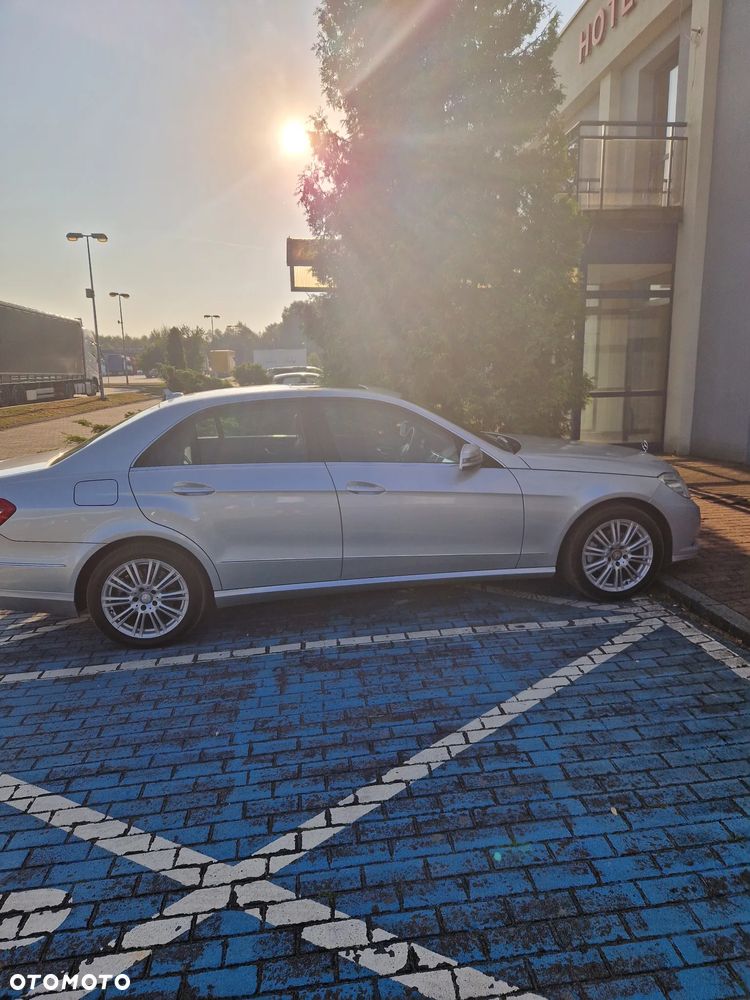 Mercedes-Benz Klasa E 220 CDI DPF BlueEFFICIENCY 7G-TRONIC Elegance - 17