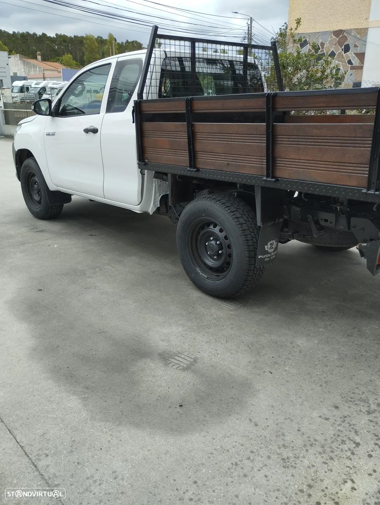 Toyota Hilux 2.4 D-4D 4WD CD CM - 2