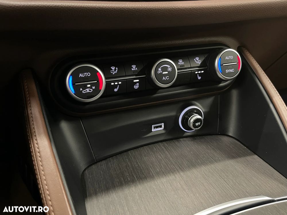 Alfa Romeo Stelvio 2.0 Turbo AWD AT8 Veloce - 25