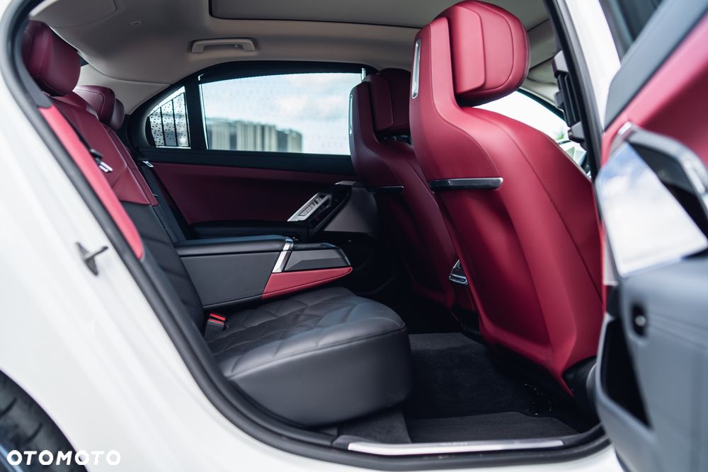 BMW Seria 7 730d xDrive mHEV - 24