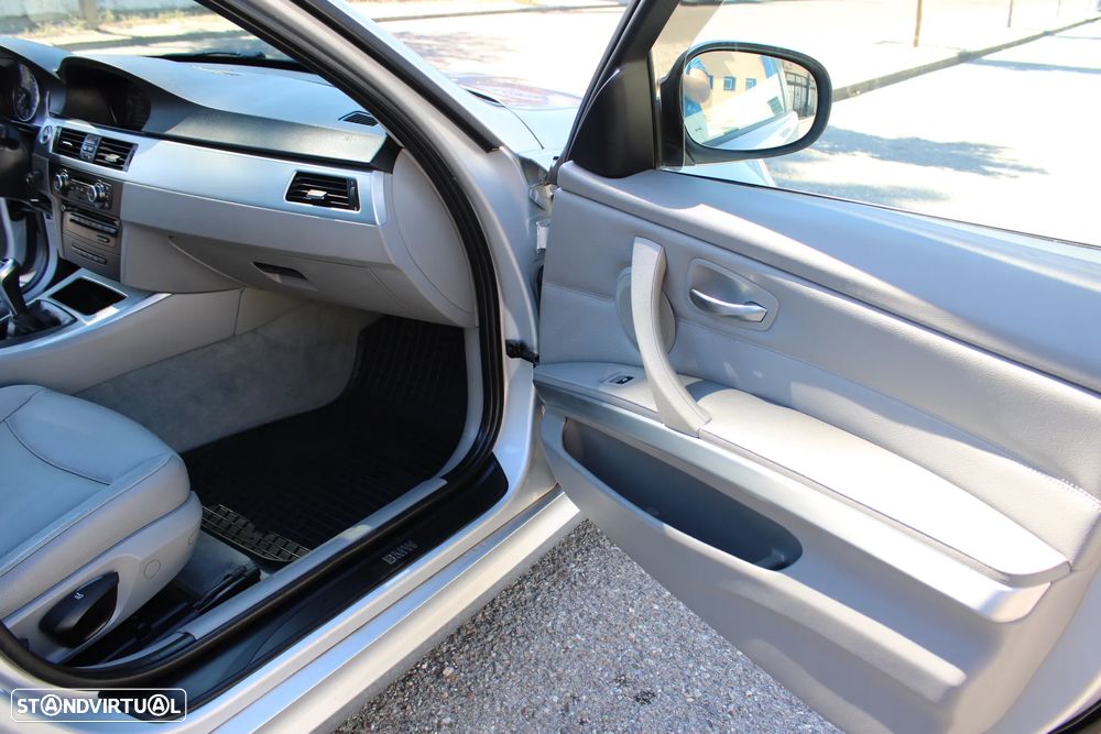 BMW 320 d EfficientDynamics Navigation - 32