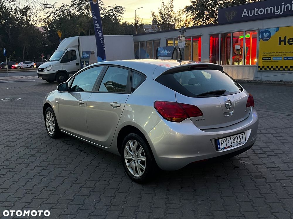 Opel Astra 2011 photo 4
