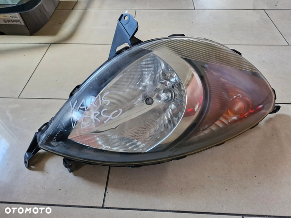 Lampa przód Yaris VERSO LEWA