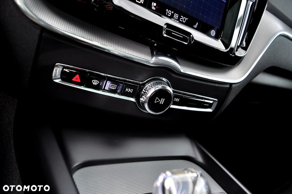 Volvo XC 60 B4 B Plus Dark - 33