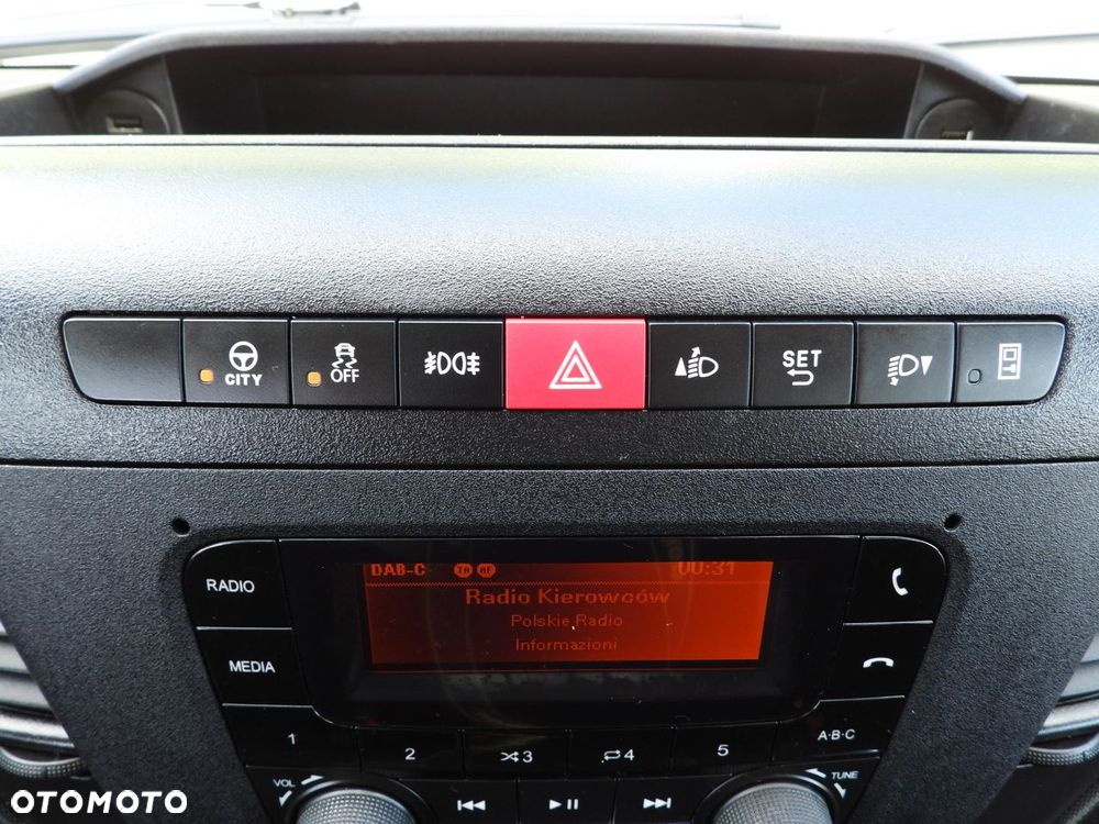 Iveco DAILY 35S14 SKRZYNIA PODWÓJNA KABINA DOKA 7 MIEJSC TEMPOMAT KLIMATYZACJA  135KM - 31