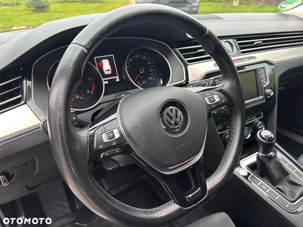 Volkswagen Passat - 16
