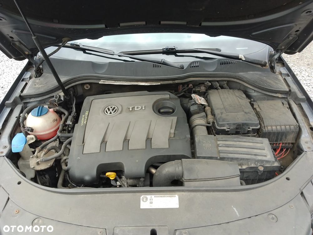 Volkswagen Passat 1.6 TDI DPF BlueMot Highline - 15