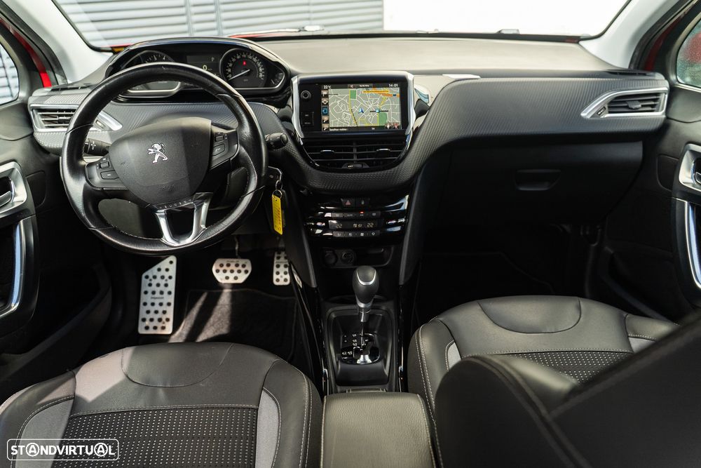 Peugeot 2008 1.2 PureTech Allure EAT6 - 17