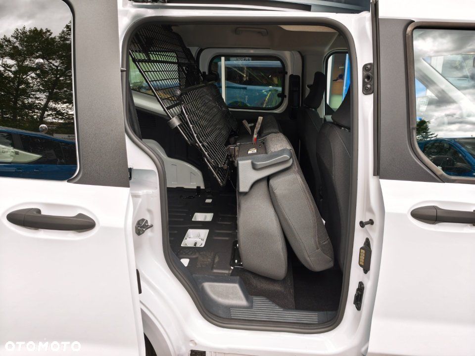 Ford Transit Courier - 11