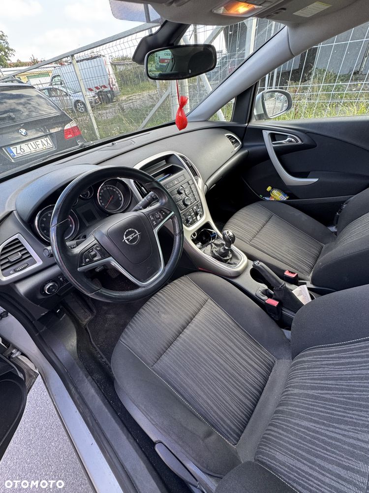 Opel Astra 2011 photo 2