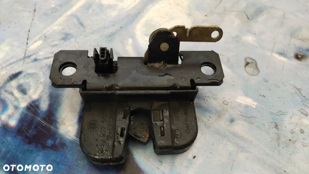 Volkswagen PASSAT B5 3B9827505  zamek klapy bagażnika - 2