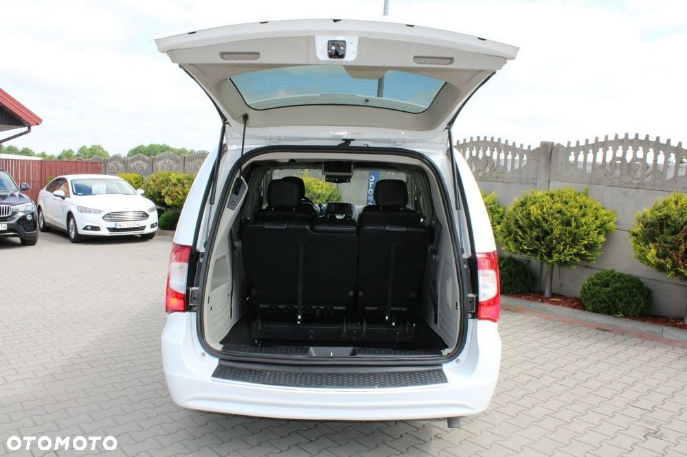 Chrysler Town & Country - 30