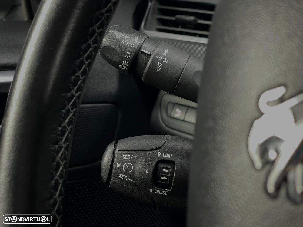 Peugeot 2008 1.2 PureTech Allure EAT6 - 12