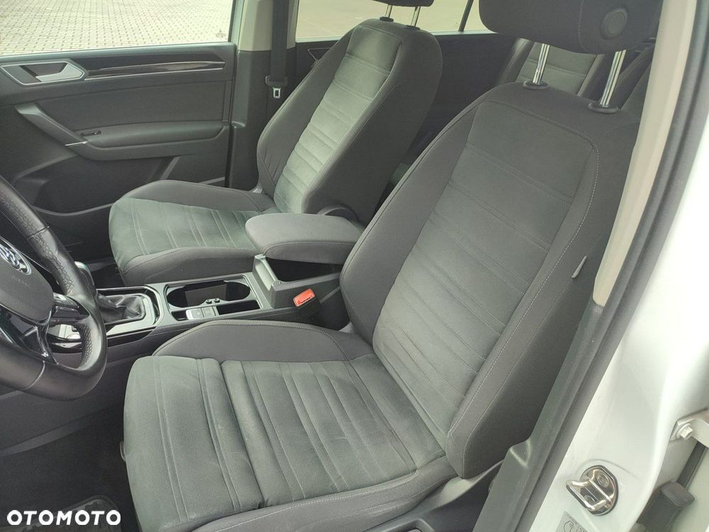 Volkswagen Touran - 32