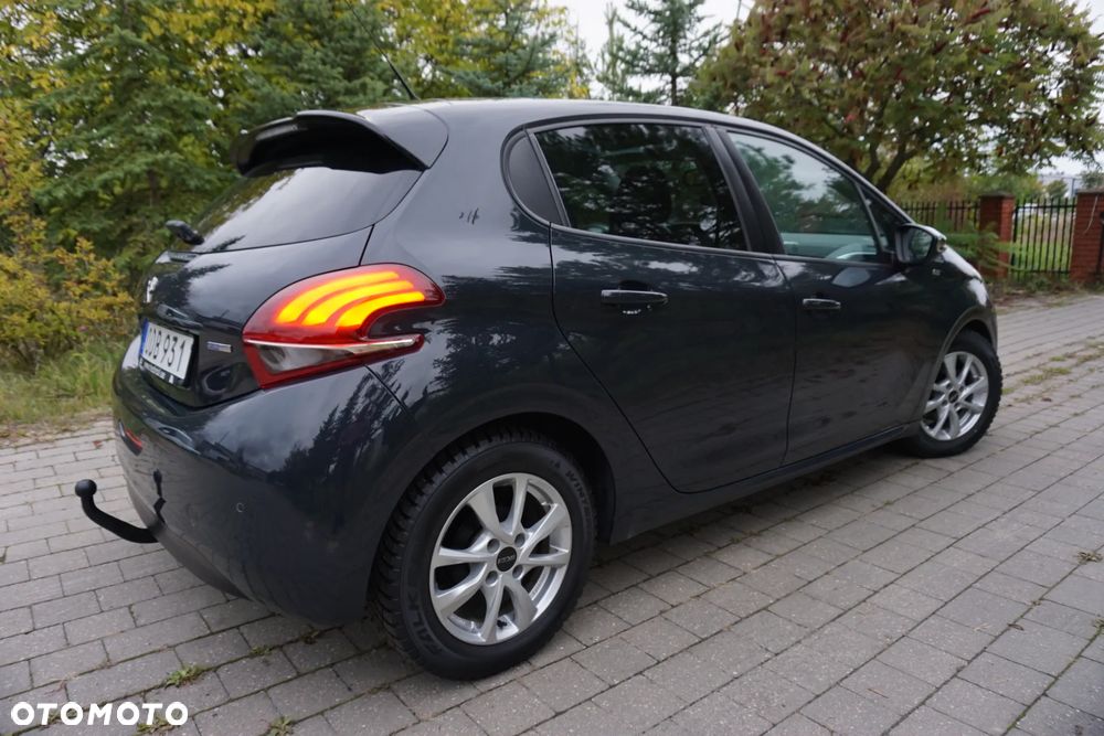 Peugeot 208 - 8