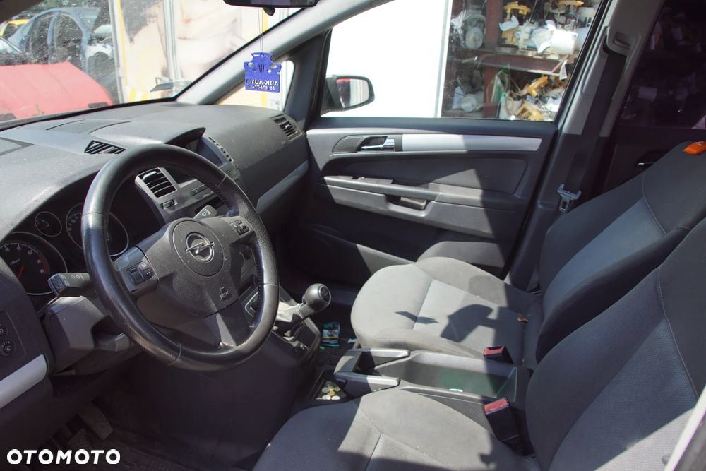 Auto na części - Opel Zafira B 1.8 16V 140 KM Z18XER F17 Z157 2006R Silnik Skrzynia Drzwi Maska Błotnik Zderzak Klapa Lampa Lusterko Klamka Szyba Deska Kokpit Sterownik Moduł Czujnik Licznik Wyświetlacz Panel Kierownica - 9