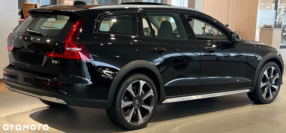 Volvo V60 Cross Country 2025 photo 2