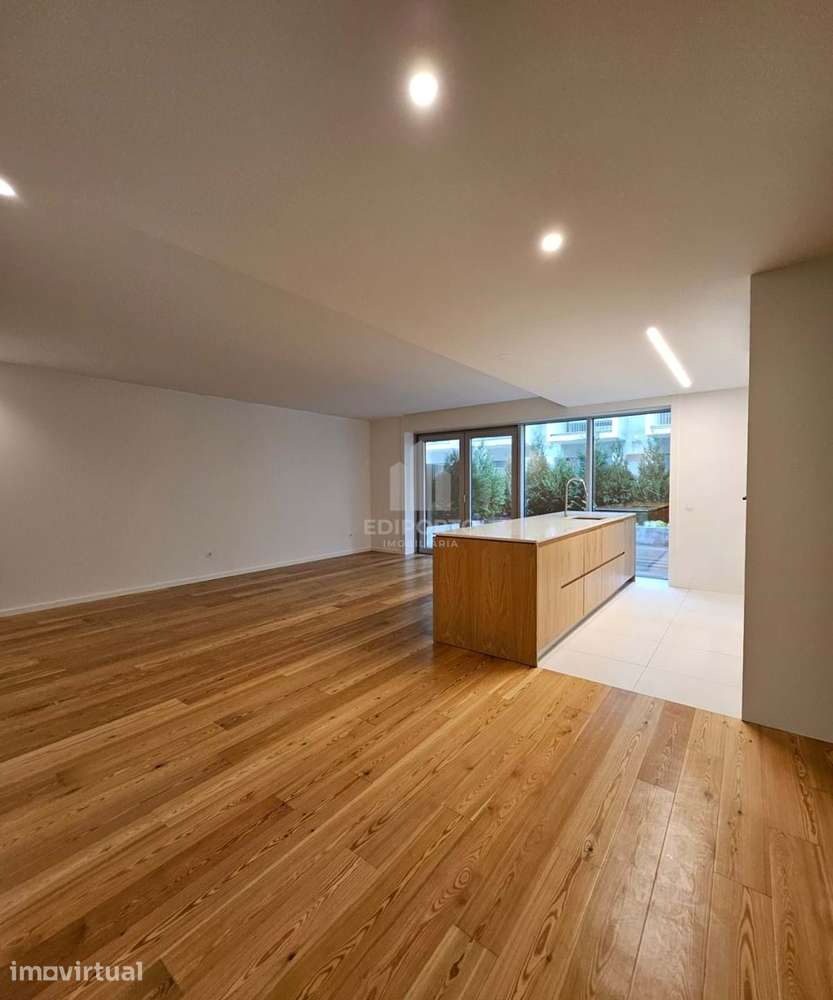Apartamento T2  com terraço junto ao mar a escassos metros da praia de - Grande imagem: 2/24