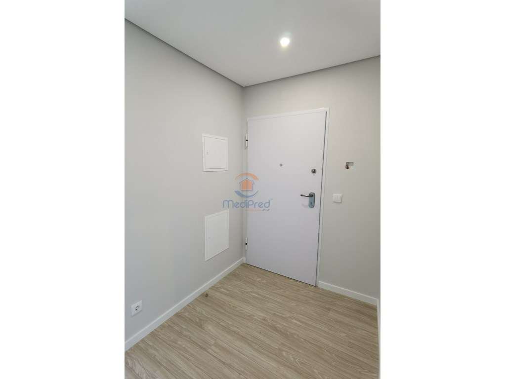 Moradia Bifamiliar com 2 Pisos e Garagem | Vale Grande, Famões - Grande imagem: 5/26