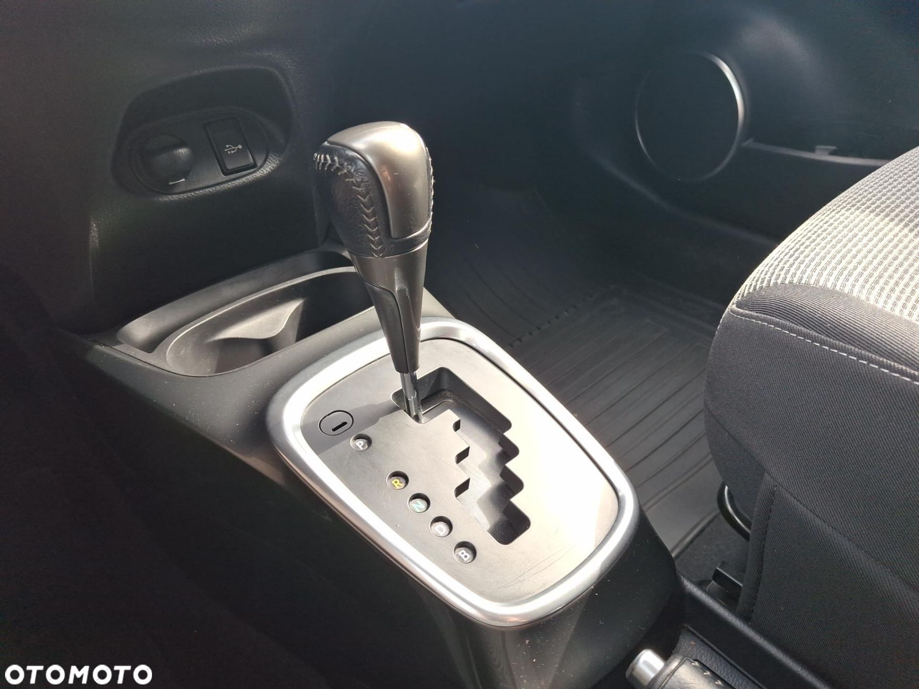 Toyota Yaris Hybrid 100 Life - 20