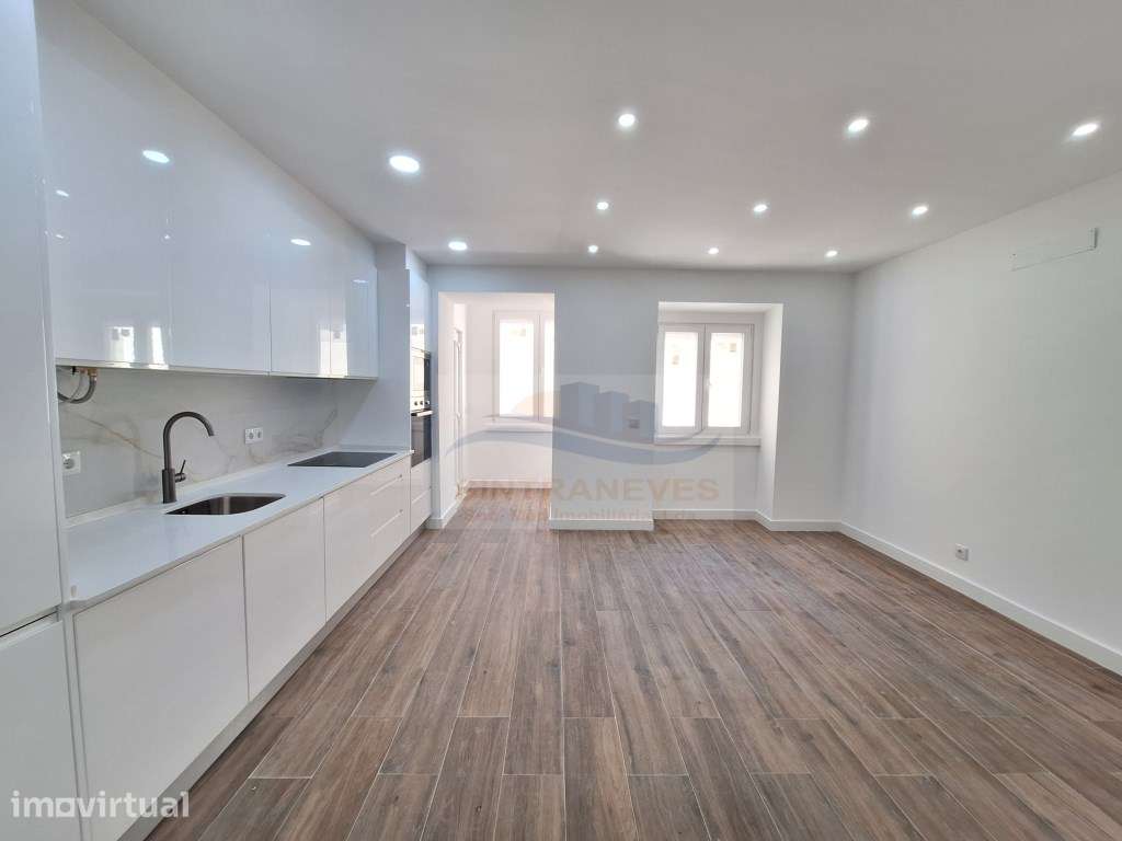 Apartamento T2 com logradouro na Venda Nova. Prédio e fracções remo... - Grande imagem: 2/32