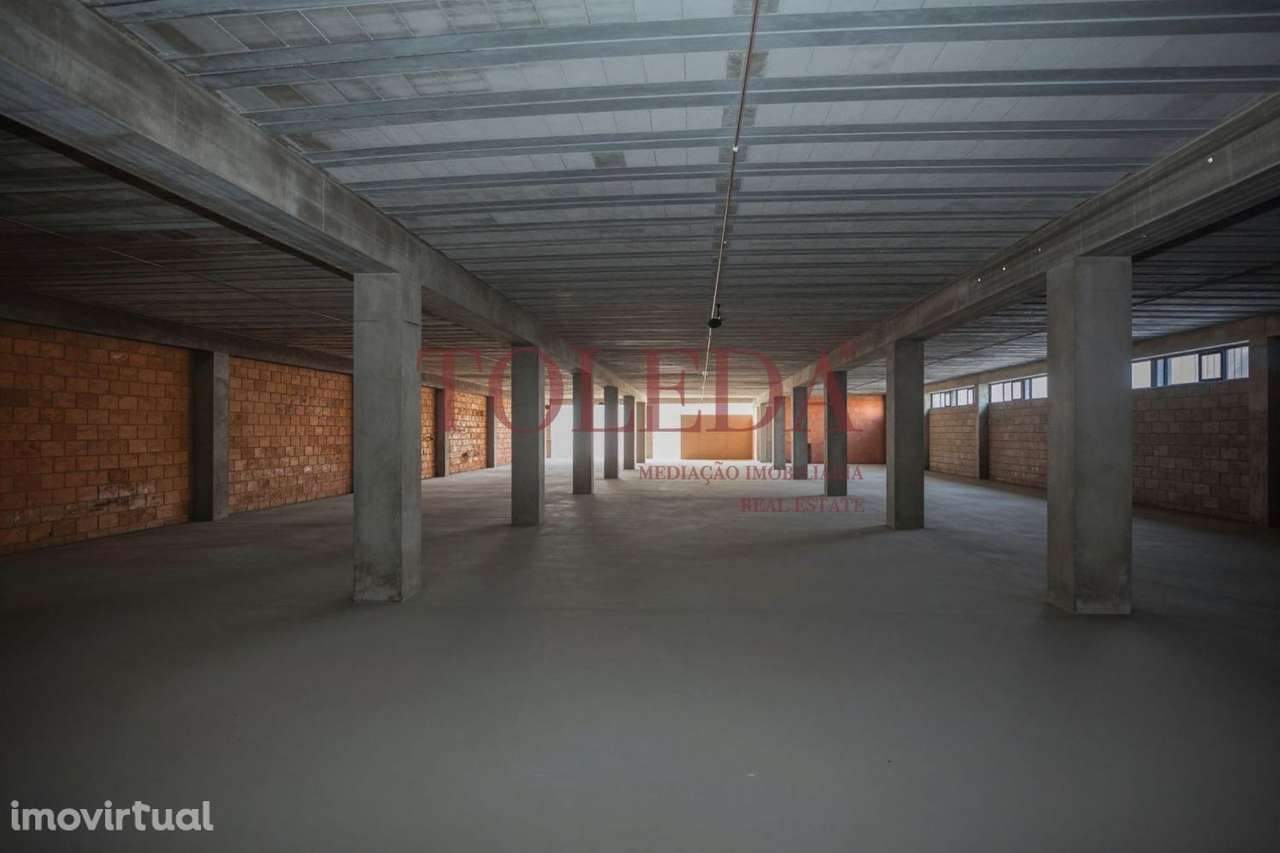 Armazém com 700m2 em zona Industrial - Grande imagem: 3/26