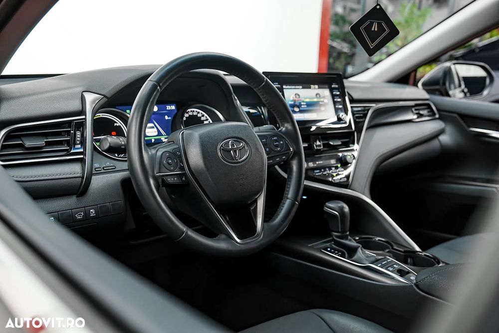 Toyota Camry Luxury - 16