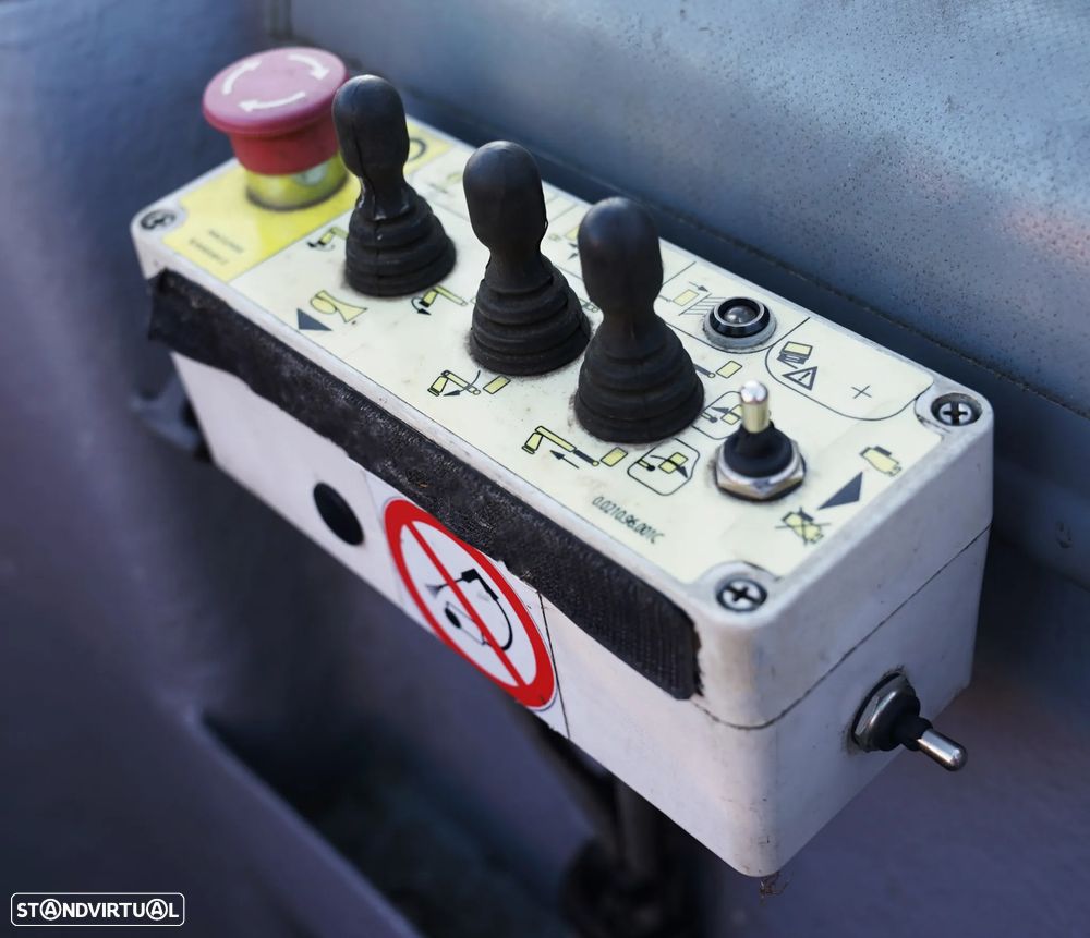 Mercedes-Benz Sprinter c/ cesto elevatório - 12