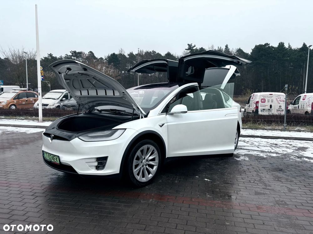 Tesla Model X - 35