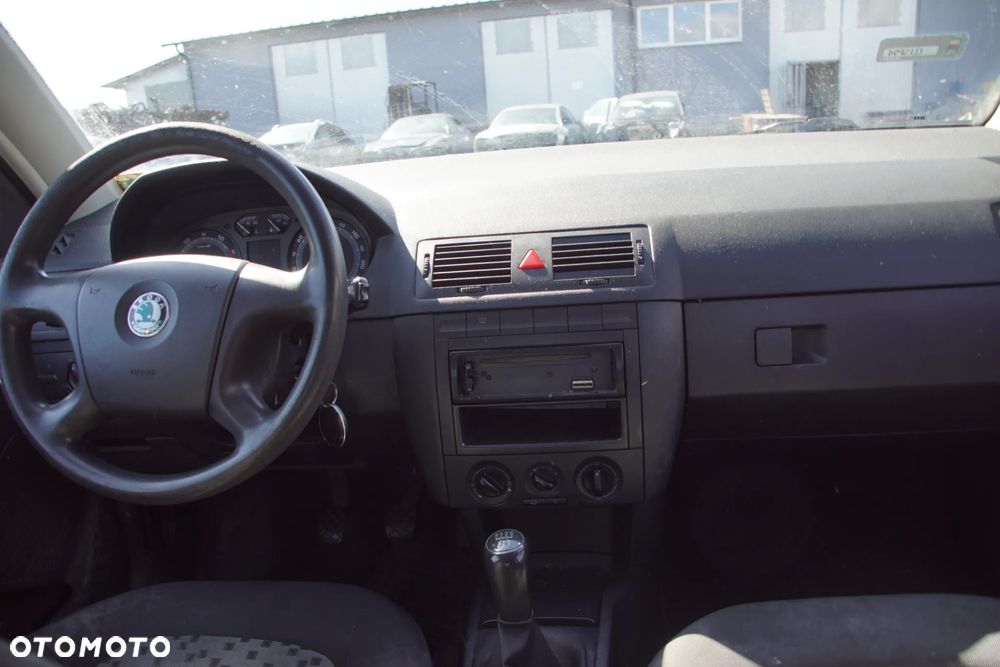 Auto na części - Skoda Fabia I Lift 1.2 12V 64 KM AZQ GSB LF7T 2005R Silnik Skrzynia Drzwi Maska Błotnik Zderzak Klapa Lampa Lusterko Klamka Szyba Deska Kokpit Sterownik Moduł Czujnik Licznik Panel Kierownica - 17