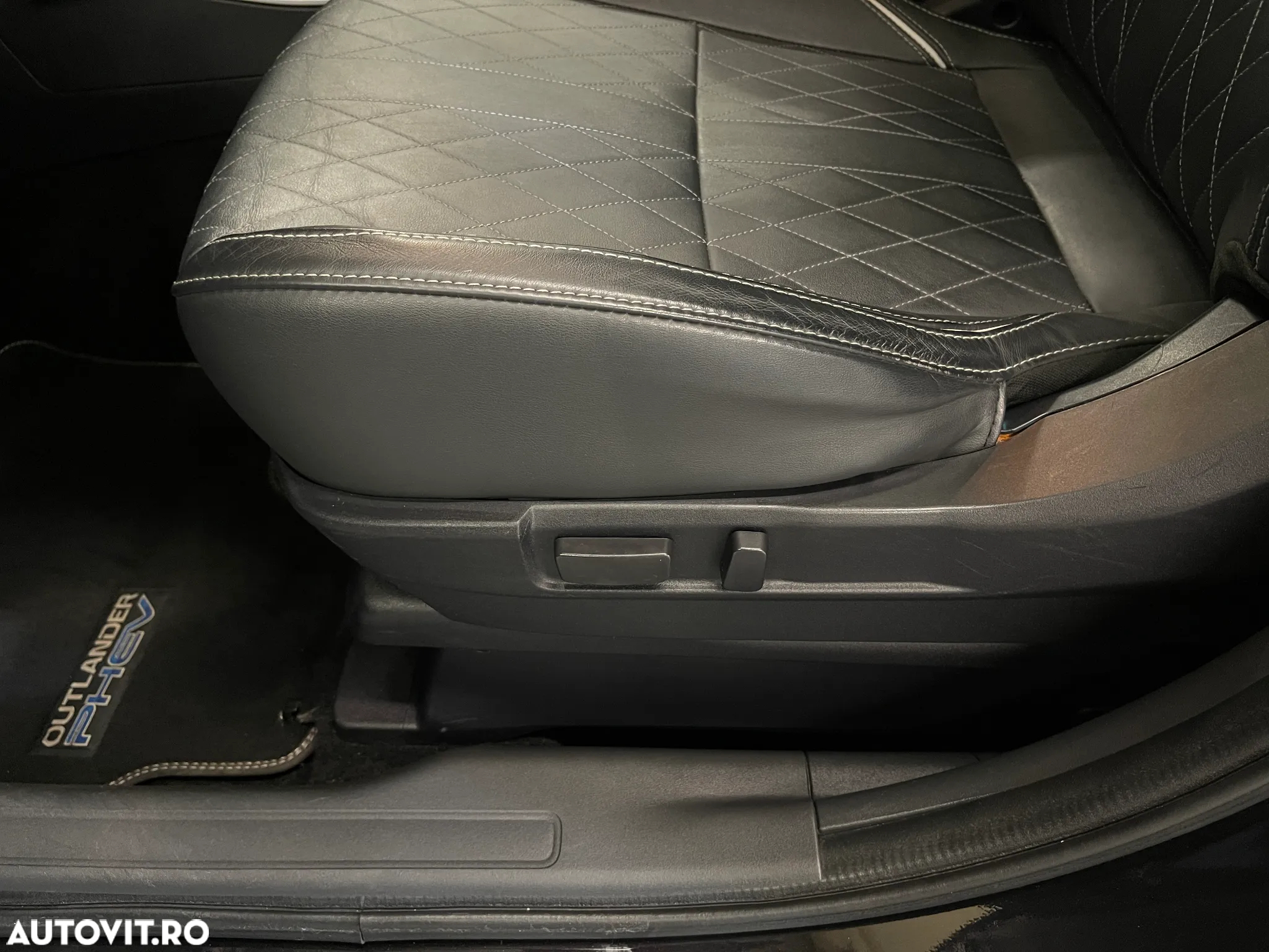 Mitsubishi Outlander 2.4 4WD Plug-In Hybrid Top - 24