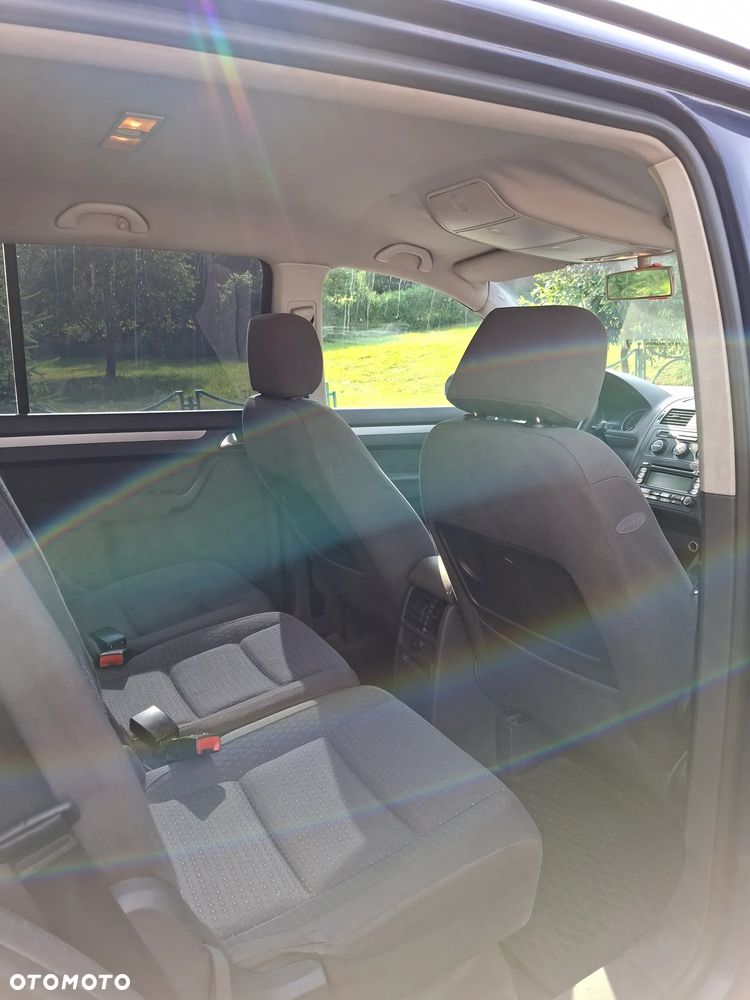 Volkswagen Touran - 11