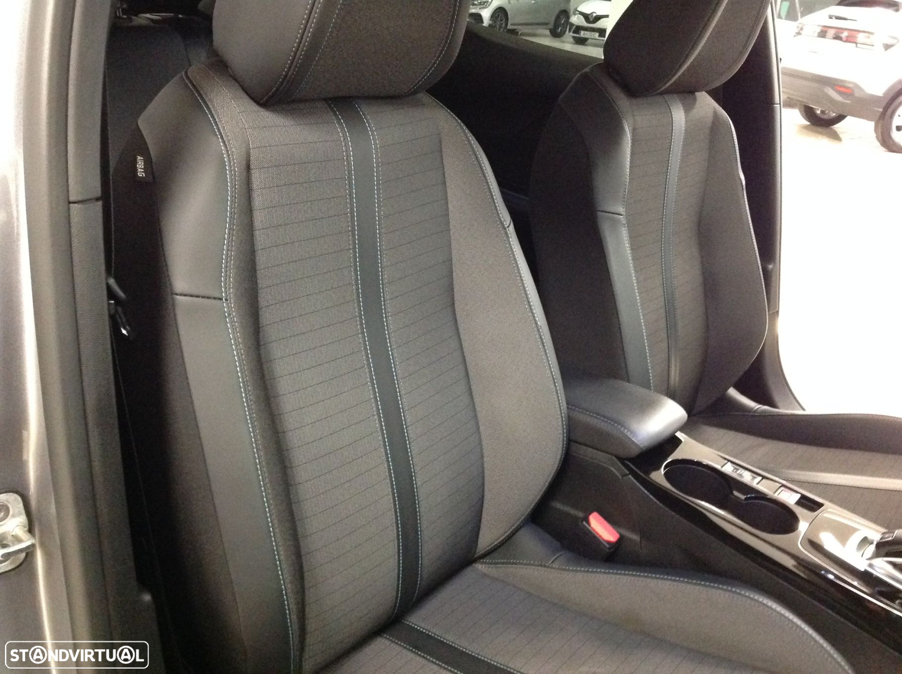 Peugeot 2008 1.2 PureTech Allure EAT8 - 41