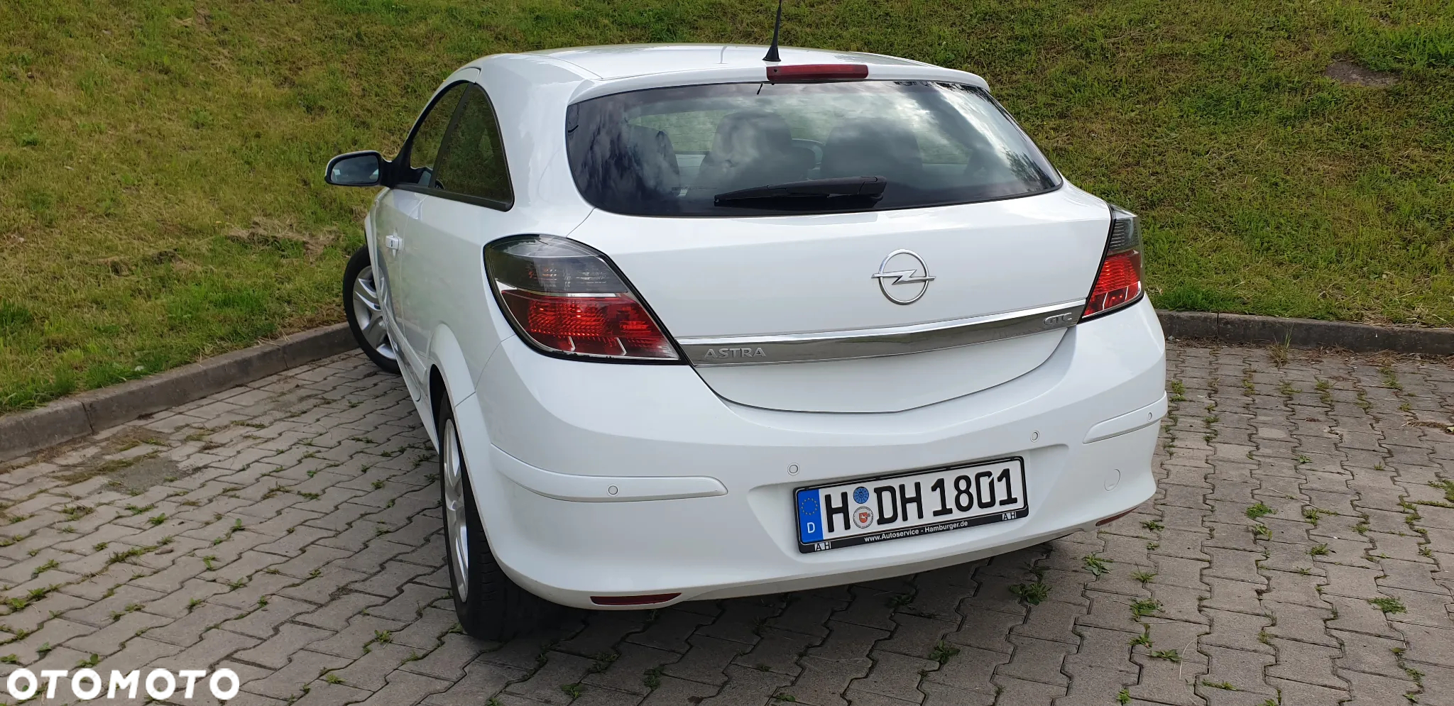 Opel Astra GTC 1.6 Cosmo - 13