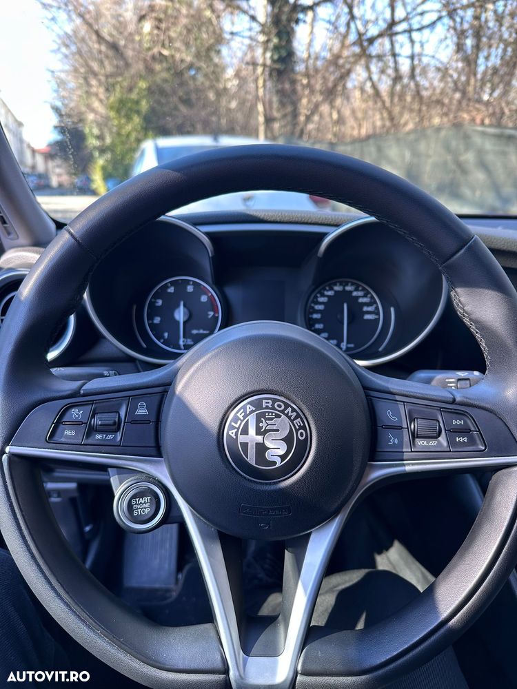 Alfa Romeo Giulia 2.0 Turbo 16V AT8 Business - 6