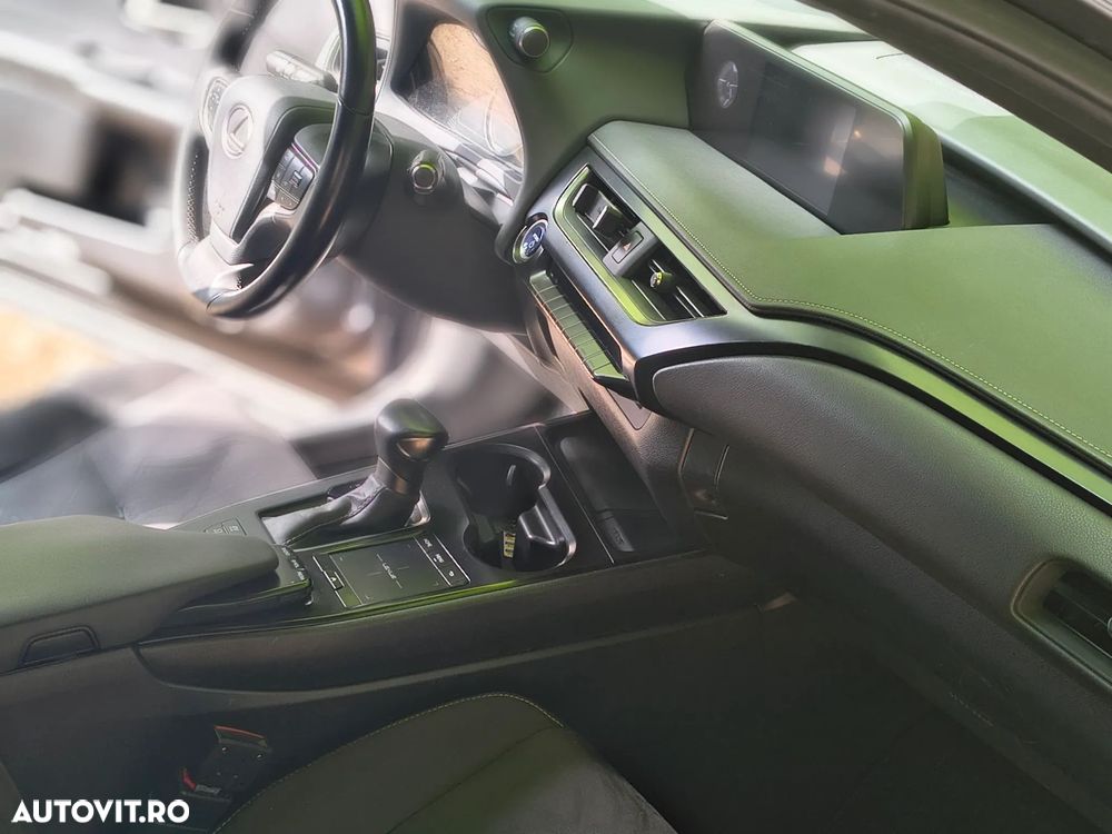 Lexus UX 250h (E-FOUR) Business Edition - 19