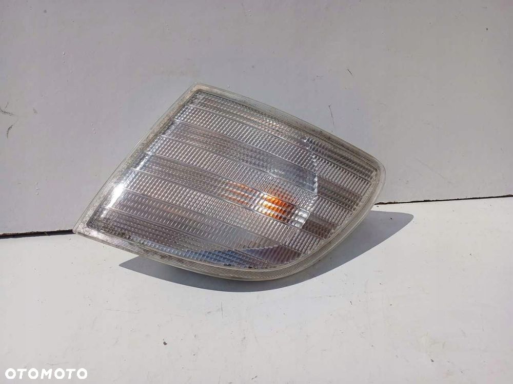 KIERUNKOWSKAZ MIGACZ PRZEDNI LEWY MERCEDES VITO W638 6R01489 - 1
